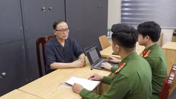 Bị can Vũ Minh Châu làm việc với cơ quan điều tra.