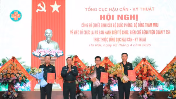 Thiếu tướng Phùng Ngọc Sơn, Phó Chủ nhiệm kiêm Tham mưu trưởng Tổng cục Hậu cần-Kỹ thuật trao quyết định điều động, bổ nhiệm cán bộ.