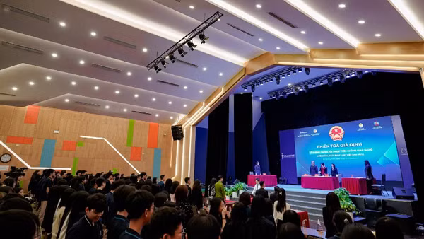 Hệ thống Trường phổ thông Liên cấp Song ngữ quốc tế Wellspring mô tả Phiên tòa giả định để giáo dục học sinh.