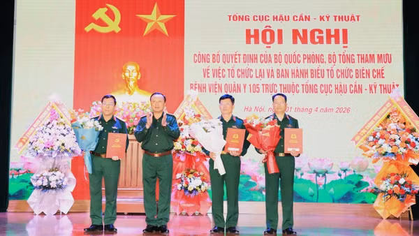 Thiếu tướng Phùng Ngọc Sơn trao quyết định điều động, bổ nhiệm cho cán bộ.