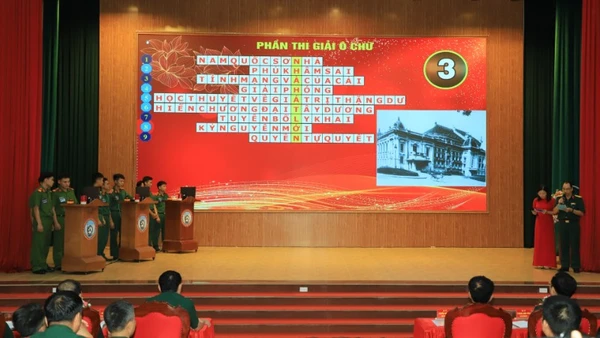 Các thí sinh tại Phần thi giải ô chữ.