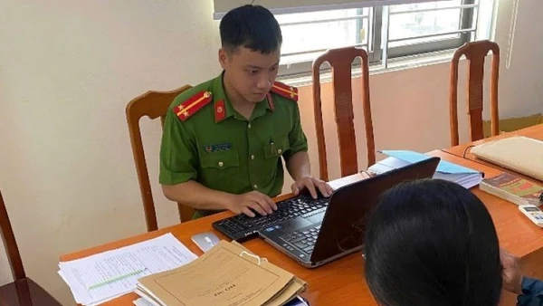 Công an xã Bình Minh giải cứu sinh viên mắc bẫy "bắt cóc online".