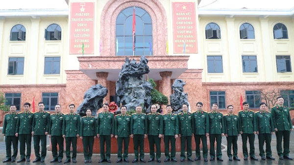 Đoàn công tác của Quân ủy Trung ương, Bộ Quốc phòng cùng lãnh đạo, chỉ huy, cán bộ Bệnh viện Quân y 105.