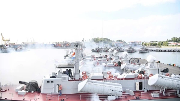 Các tàu khởi động máy chính và thao tác vũ khí trang bị kỹ thuật.