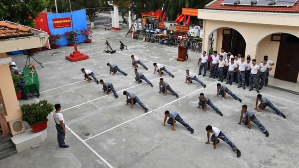 Đồng diễn thể dục trong Lễ ra quân huấn luyện tại đảo Sinh Tồn Đông.