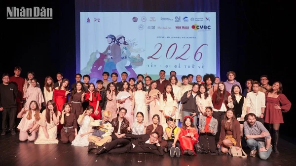 Ảnh lưu niệm tập thể tại sự kiện Tết 2026 của cộng đồng Việt Nam và các bạn bè quốc tế tại thành phố Rennes.