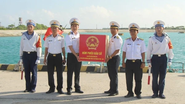 Chỉ huy đảo Song Tử Tây nhận bàn giao hòm phiếu từ đoàn công tác.