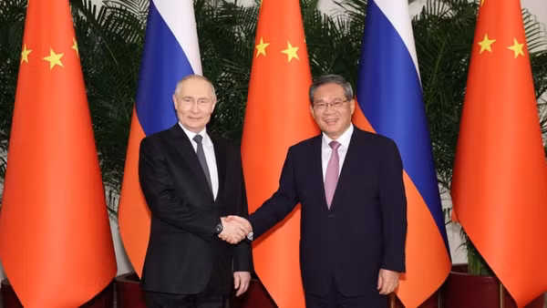 Thủ tướng Lý Cường và Tổng thống Putin. (Ảnh: Tân Hoa xã)