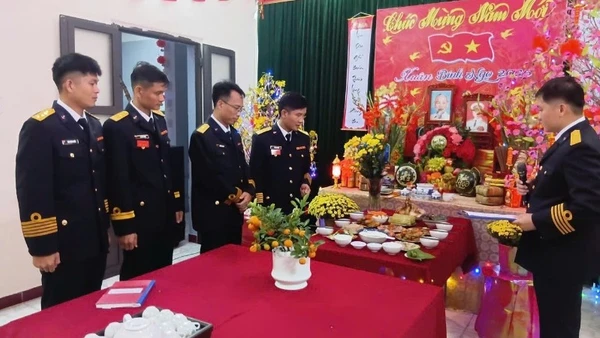 Cán bộ, chiến sĩ các cơ quan, đơn vị thi mâm cơm tất niên.