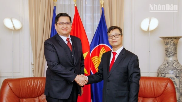 Đại sứ Trịnh Đức Hải chân thành cảm ơn Đại sứ Kalamoungkhoune Souphanouvong và Đoàn Đại sứ quán Lào về những lời chúc tốt đẹp nhân dịp Đại hội XIV của Đảng thành công rất tốt đẹp. 