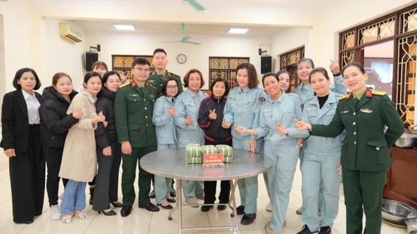 Hội thi gói bánh chưng với chủ đề "Bánh chưng xanh-Tết đoàn viên" tại Đoàn 195.