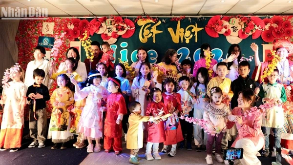 Con em các gia đình kiều bào tại Nice thích thú khi được khoác lên mình chiếc áo dài truyền thống mỗi dịp Tết đến Xuân về.