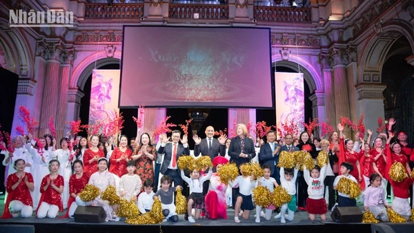 Tòa thị chính Paris đã trở thành nơi lưu giữ những ký ức Tết Việt, minh chứng cho tình hữu nghị bền chặt mà chính quyền Paris dành cho Việt Nam. (Ảnh: KHẢI HOÀN)