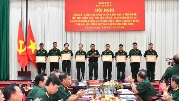 Trao Bằng khen tặng tập thể, cá nhân có thành tích xuất sắc.