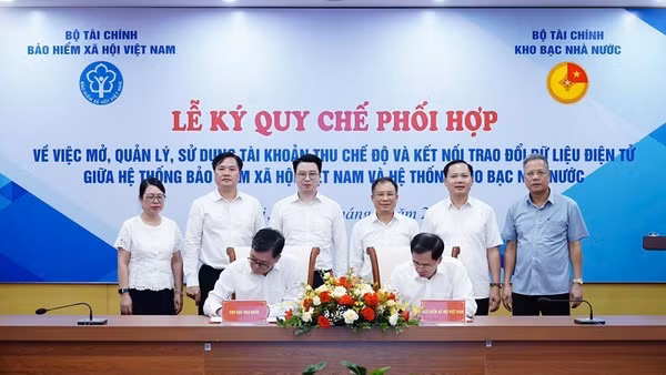 Lãnh đạo hai cơ quan ký Quy chế phối hợp. (Ảnh: Ban tổ chức cung cấp)