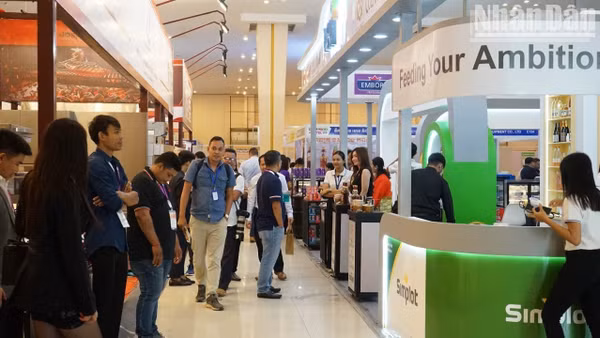 Khách tham quan một hội chợ quốc tế về chuỗi cung ứng thực phẩm, đồ uống được tổ chức tại Phnom Penh. (Ảnh: ĐINH TRƯỜNG)
