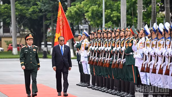 Đại tướng Phan Văn Giang, Ủy viên Bộ Chính trị, Phó Bí thư Quân ủy Trung ương, Phó Thủ tướng Chính phủ, Bộ trưởng Quốc phòng và Ngài Dato’ Seri Mohamed Khaled bin Nordin, Bộ trưởng Quốc phòng Malaysia duyệt Đội danh dự Quân đội nhân dân Việt Nam. (Ảnh: THẾ ĐẠI)