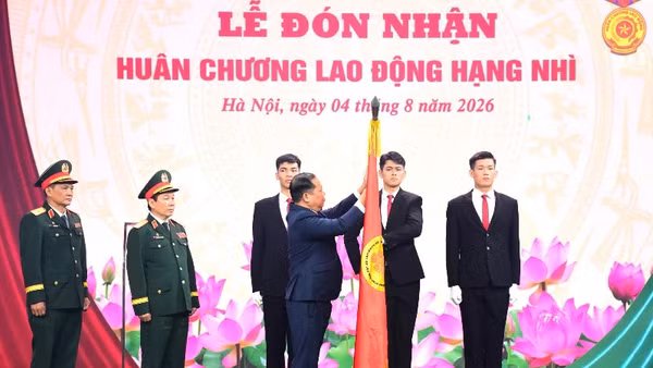 Hội Nạn nhân chất độc da cam/dioxin Việt Nam đón nhận Huân chương Lao động hạng Nhì. (Ảnh: VŨ DUY)