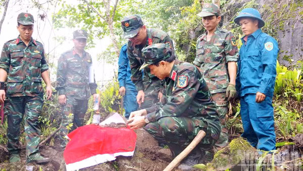 Thiếu tướng Nguyễn Hồng Thái, Phó Chính ủy Quân khu 2, Trưởng Ban chỉ đạo Quân khu 2 về tìm kiếm, quy tập và xác định danh tính hài cốt liệt sĩ kiểm tra, chỉ đạo công tác tìm kiếm, quy tập hài cốt liệt sĩ. (Ảnh: HOÀNG TRUNG)