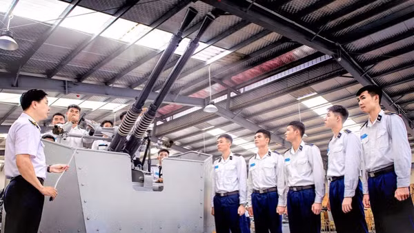 Giảng viên Khoa Tên lửa-Pháo tàu, Học viện Hải Quân huấn luyện thực hành pháo tàu. (Ảnh: NINH CƠ)