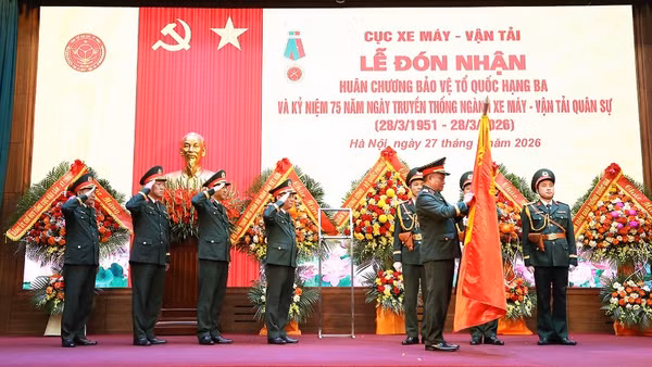 Thừa ủy quyền của Chủ tịch nước, Thượng tướng Nguyễn Văn Hiền trao Huân chương Bảo vệ Tổ quốc hạng Ba tặng Cục Xe máy-Vận tải. 