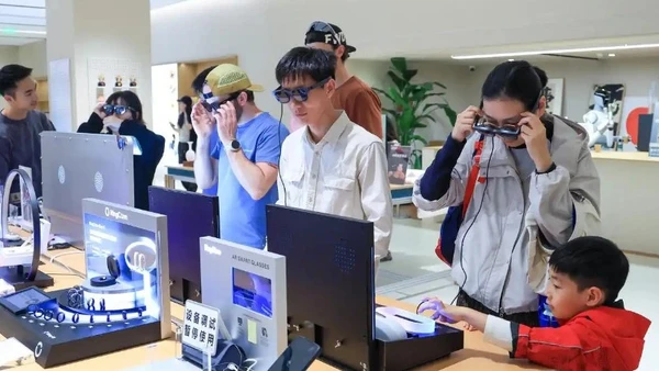 Khách hàng trải nghiệm kính thông minh ở một cửa hàng tại thành phố Thâm Quyến, tỉnh Quảng Đông, Trung Quốc. (Ảnh: Tân Hoa xã)