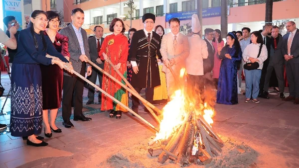 "Nghi thức thắp lửa Novruz" biểu tượng cho sự thanh tẩy, xua tan muộn phiền và xóa sạch tiêu cực. (Ảnh: KHẮC KIÊN)