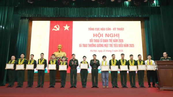 Lãnh đạo Tổng cục Hậu cần-Kỹ thuật trao thưởng tặng 13 Gương mặt trẻ tiêu biểu năm 2025.