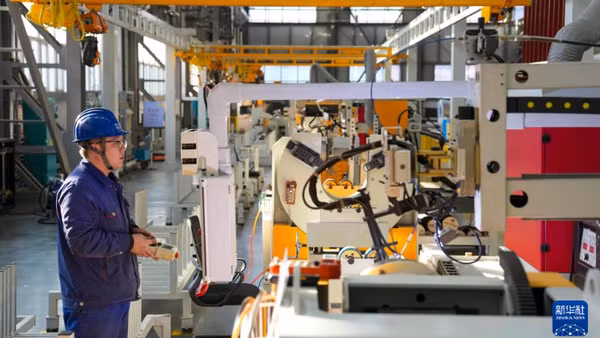 Kỹ sư đang hiệu chỉnh thiết bị tại nhà máy điện ở Cáp Nhĩ Tân, Trung Quốc. (Ảnh: Tân Hoa xã)