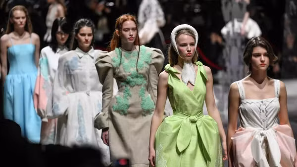 Các người mẫu trình diễn thời trang Alena Akhmadullina trong khuôn khổ Tuần lễ Thời trang Moskva lần thứ 6 tại Trung tâm triển lãm Manege. (Ảnh: RIA Novosti)