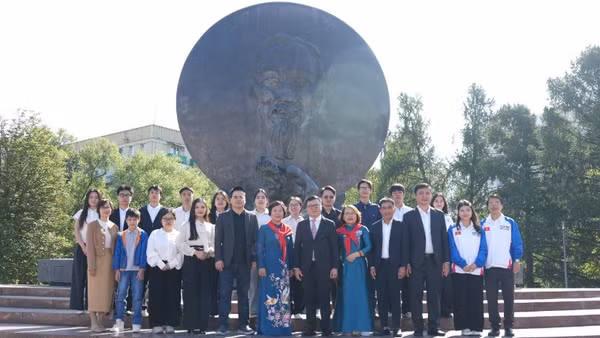 Đoàn công tác Báo Nhân Dân chụp ảnh lưu niệm tại Tượng đài Chủ tịch Hồ Chí Minh ở Thủ đô Moskva. (Ảnh: THANH THỂ)