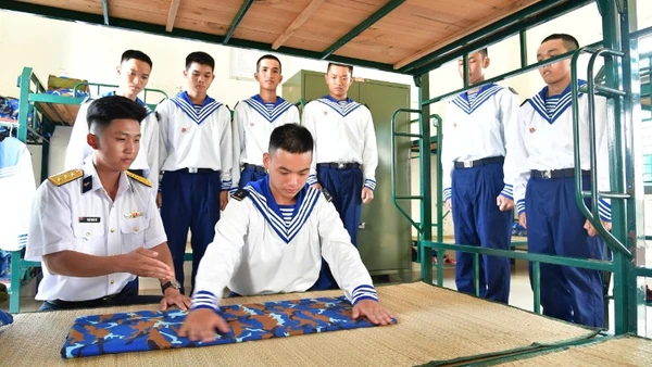 Hướng dẫn chiến sĩ mới gấp chăn màn, nội vụ vệ sinh cá nhân.