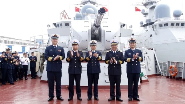 Lãnh đạo Căn cứ Hải quân Quảng Châu tham quan Tàu 015-Trần Hưng Đạo