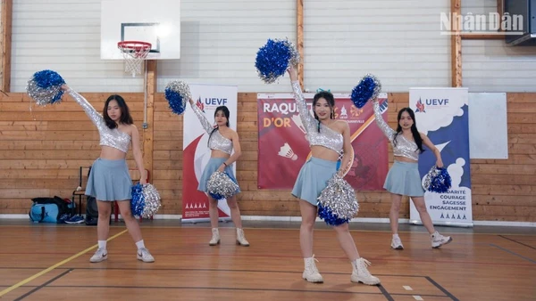 Tinh thần năng động và nhiệt huyết của thế hệ trẻ Việt Nam tại Pháp thể hiện qua tiết mục cổ vũ của nhóm nhảy sinh viên Thanh Xuân. (Ảnh: MINH DUY)