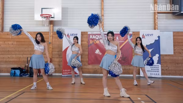 Tinh thần năng động và nhiệt huyết của thế hệ trẻ Việt Nam tại Pháp thể hiện qua tiết mục cổ vũ của nhóm nhảy sinh viên Thanh Xuân. (Ảnh: MINH DUY)