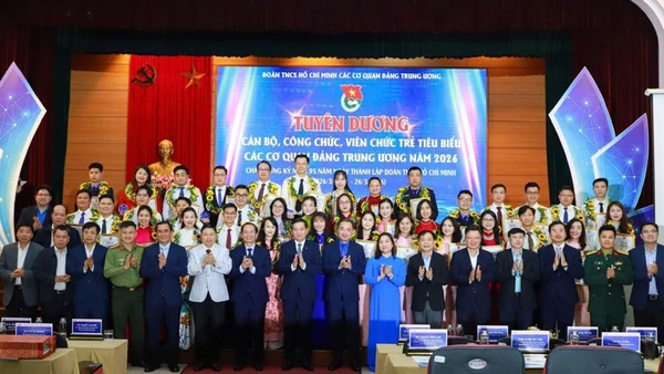 Các đồng chí đại diện lãnh đạo Trung ương Đoàn, Đảng ủy, Đoàn Thanh niên các cơ quan Trung ương và 40 cá nhân tiêu biểu được tuyên dương tại buổi lễ. 