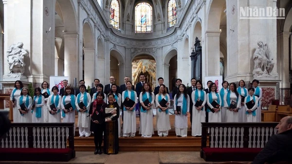 Dàn hợp ca Quê Hương tự hào mang những giai điệu hợp xướng cổ điển và nhạc cách mạng Việt Nam đến với công chúng quốc tế. (Ảnh: MINH DUY)