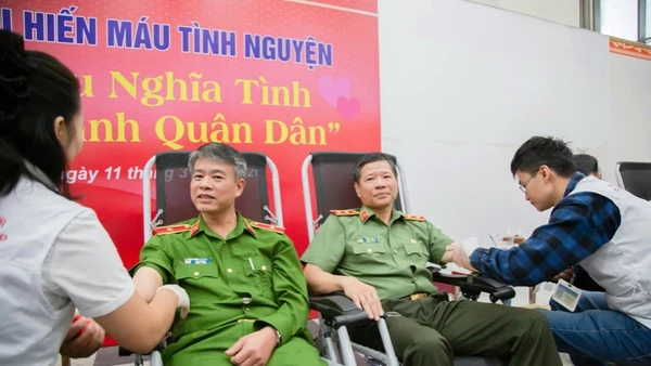 Các đồng chí lãnh đạo các đơn vị tham gia hiến máu.