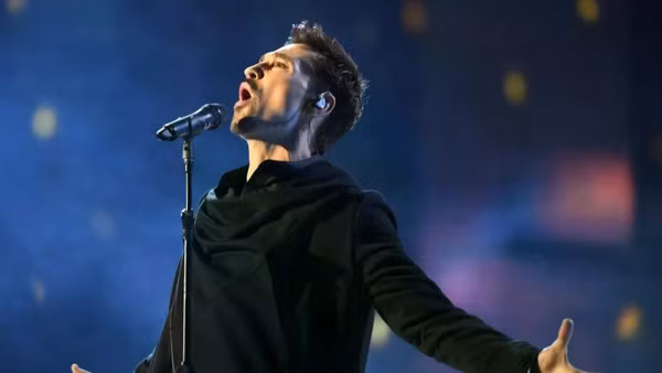 Ca sĩ Dima Bilan giành giải Nam ca sĩ của năm. (Ảnh: RIA NOVOSTI)