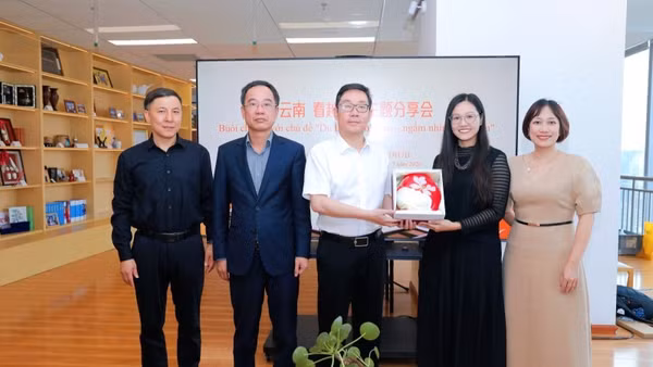 Đại diện phía Việt Nam trao quà lưu niệm cho Nhật báo Vân Nam. (Ảnh: YICC)