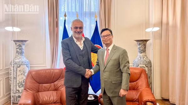 Đại sứ Trịnh Đức Hải khẳng định, thắng lợi của Đảng Cộng sản Pháp tại các địa bàn trọng yếu thể hiện sự ủng hộ vững chắc của quần chúng nhân dân đối với Đảng. (Ảnh: MINH DUY)