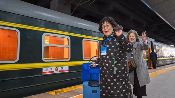 Du khách chuẩn bị lên chuyến tàu hỏa du lịch dành riêng cho người cao tuổi tại ga Thiên Tân, Trung Quốc. (Ảnh: Tân Hoa xã)