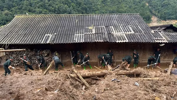 Lực lượng Cảnh sát cơ động đến vùng thiệt hại nặng nề sau mưa lũ tại Sơn La để hỗ trợ người dân. 