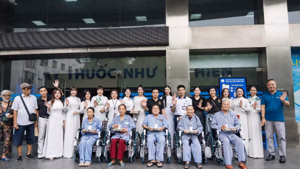 Ban tổ chức trao tặng 5 xe lăn hỗ trợ công tác di chuyển, điều trị cho các bệnh nhân có hoàn cảnh khó khăn tại bệnh viện.
