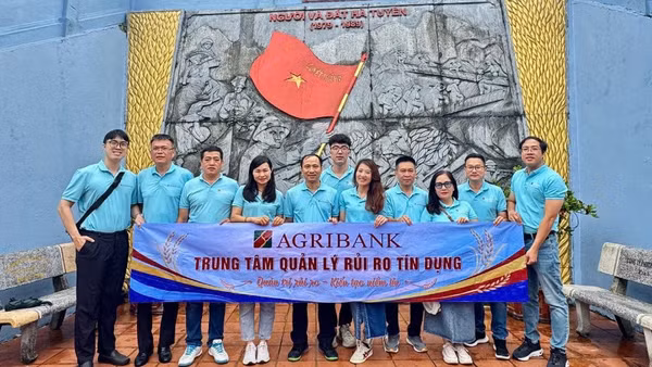 Đoàn cán bộ, người lao động Trung tâm Quản lý rủi ro tín dụng Agribank tại Tuyên Quang. (Ảnh: MẠNH HÀO)