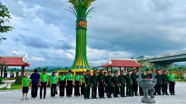 Đoàn đến dâng hương tại Khu tưởng niệm nơi hy sinh của 16 thanh niên xung phong tại Bến phà II Long Đại.