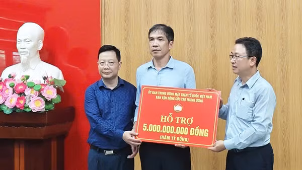 Đại diện Ủy ban Trung ương Mặt trận Tổ quốc Việt Nam trao kinh phí hỗ trợ tỉnh Lai Châu thông qua Ủy ban Mặt trận Tổ quốc tỉnh Lai Châu. (Ảnh: Ủy ban Trung ương Mặt trận Tổ quốc Việt Nam cung cấp)