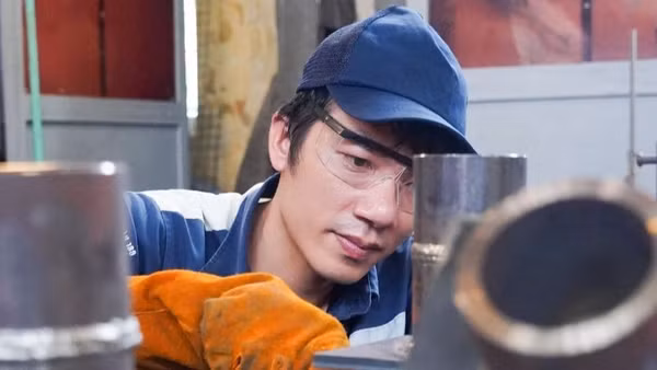 Lính thợ Tổng cục Công nghiệp Quốc phòng rèn tay nghề trước hội thi. (Ảnh: VŨ KIÊN)