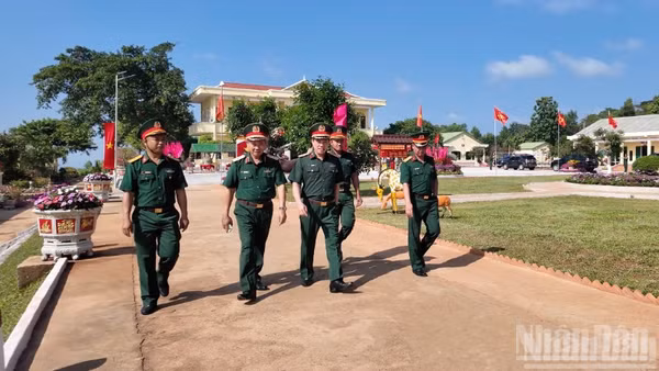 Đoàn công tác tham quan doanh trại Trung đoàn bộ binh 95.