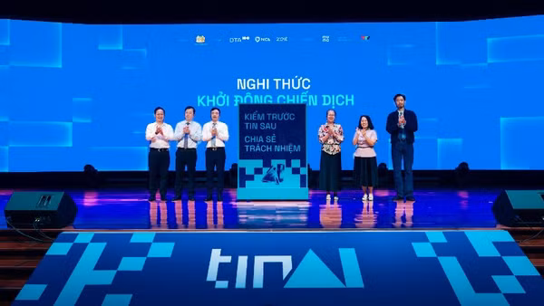 Đại diện Ban tổ chức thực hiện nghi thức khởi động Chiến dịch TinAI? 